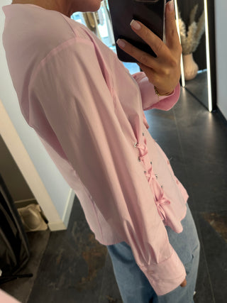 Camicia rosa con trecce
