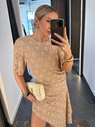 Abito asimmetrico in pizzo nude