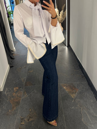 Camicia slim con pizzo e fiocco