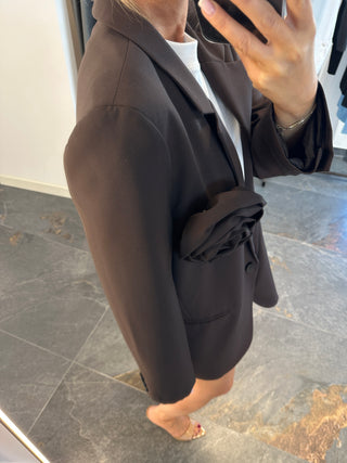 Giacca con spilla marrone