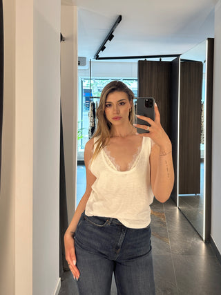Top con bralette in pizzo