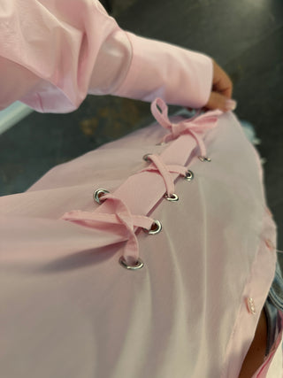 Camicia rosa con trecce