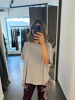 T-shirt over grigio