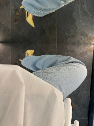 Jeans blu con borchie