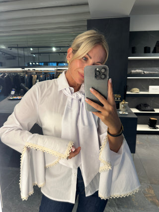 Camicia slim con pizzo e fiocco