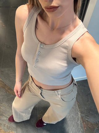 Top beige crop con bottoni