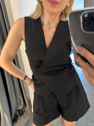 Gilet con laccetto nero