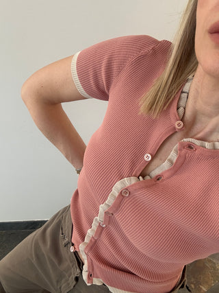 Maglia a costine con bottoni e rouches