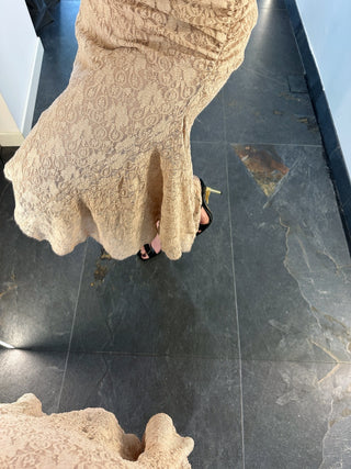 Abito asimmetrico in pizzo nude