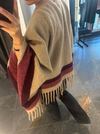 Mantella in lana con frange