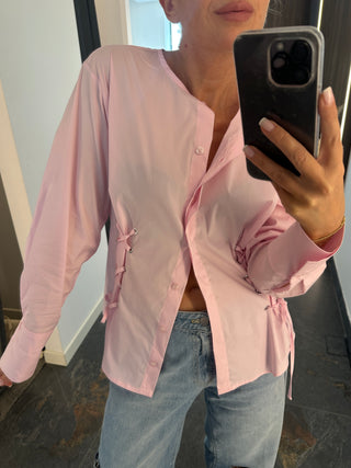 Camicia rosa con trecce