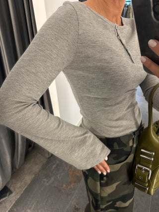 Maglia serafino con manica a campana grigio