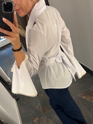 Camicia slim con pizzo e fiocco