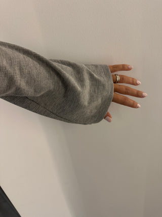 Maglia serafino con manica a campana grigio