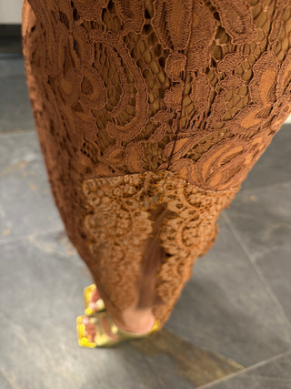 Gonna longuette in pizzo marrone