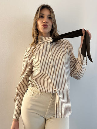 Camicia a righe con cravatta