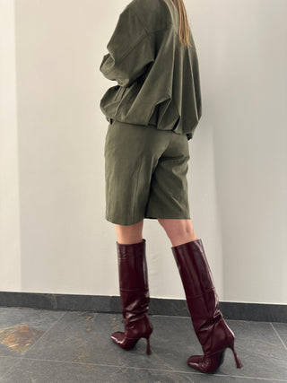 Bermuda in camoscio verde militare