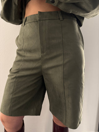 Bermuda in camoscio verde militare